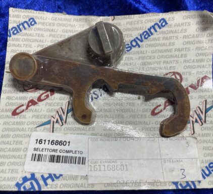 Gear Selector Claw (NOS) 16-11-686-01    /    161168601